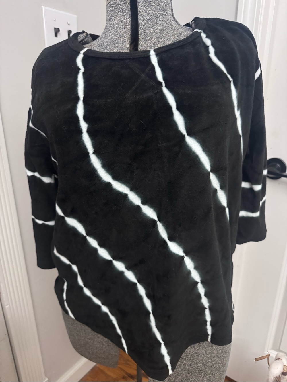 Women’s Umgee Black & White Tie-Dye Plush  Pullover Top Small NWT